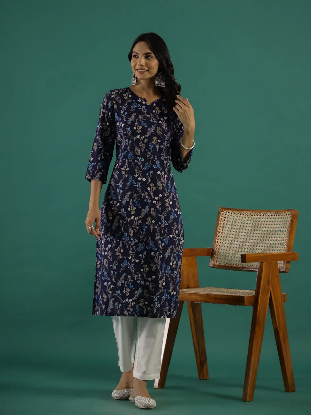 Gomachi Women's Navy Blue Floral Printed Kurta